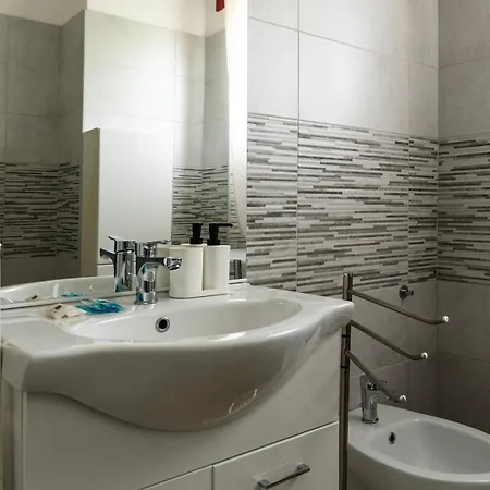 Youhosty - Paul Valery Ter Apartment *